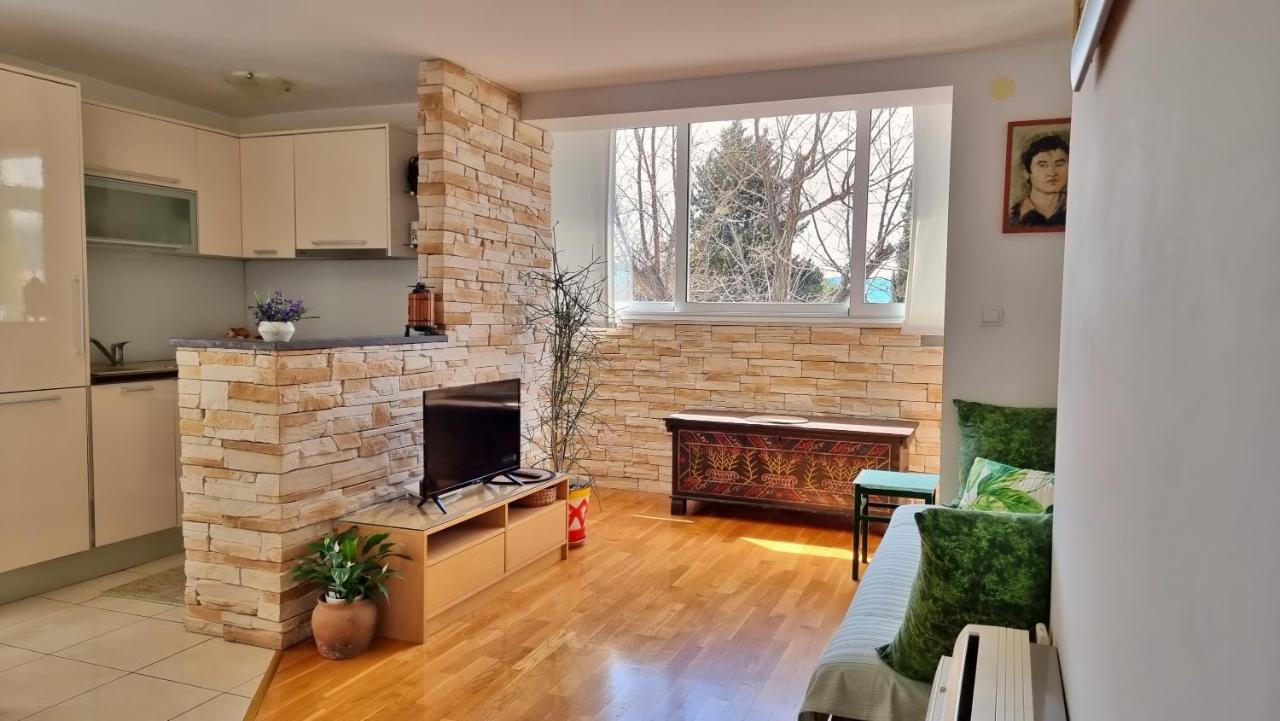Apartment Tica Оміш Екстер'єр фото