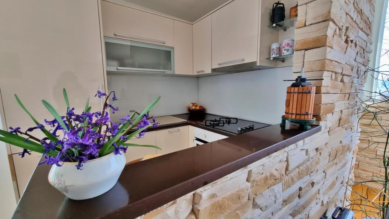 Apartment Tica Оміш Екстер'єр фото