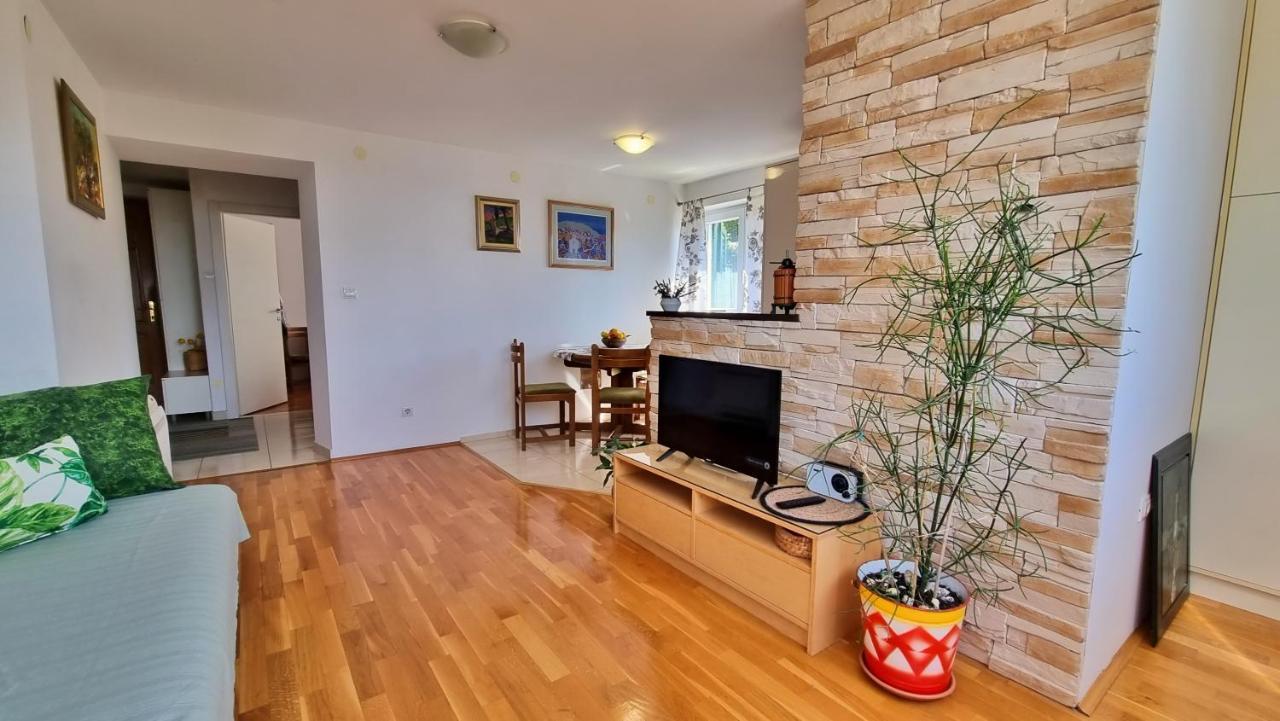 Apartment Tica Оміш Екстер'єр фото